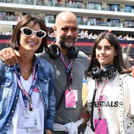 Valentina Guardiola was photographed with her father and mother.